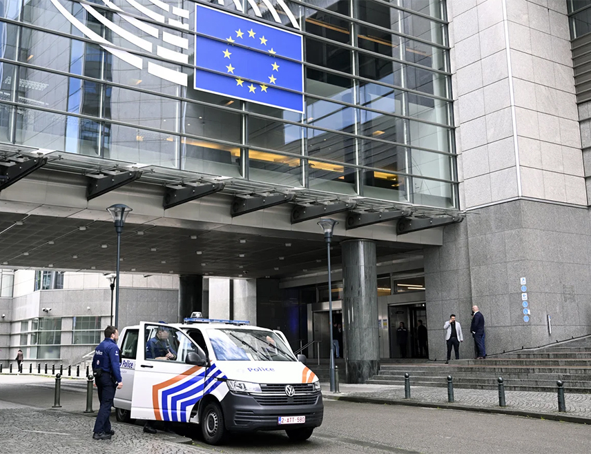 ЛОНДОН, 12. ФЕБРУАРА /СРНА/ - Белгијска полиција претресла је више зграда Европске комисије у Бриселу у оквиру истраге могућих нерегуларности приликом продаје некретнина, објавио је "Фајненшел тајмс".