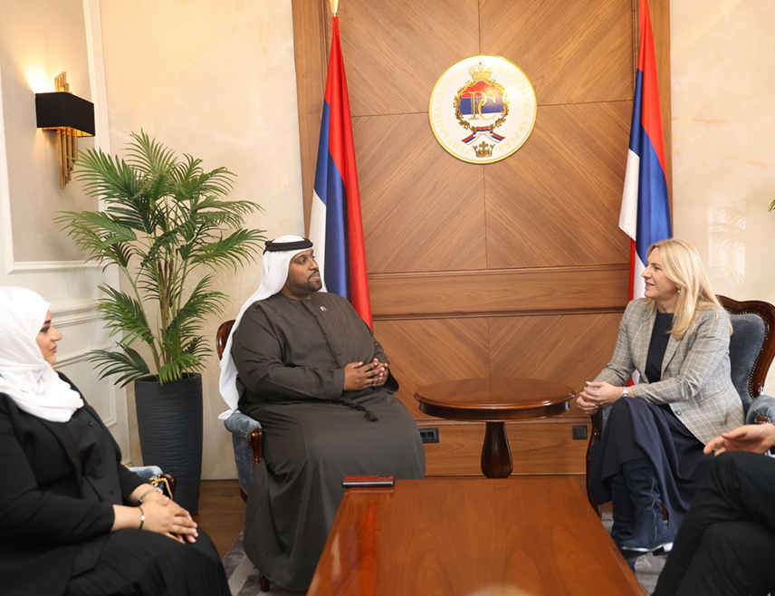 САРАЈЕВО, 12. ФЕБРУАРА /СРНА/ - Српски члан Предсједништва БиХ Жељка Цвијановић и представник компаније "Ал Матија инвестмент груп" из Дубаија Џум Мадани разговарали су о пословном форуму Републике Српске и Уједињених Арапских Емирата, који би ове године требало да се одржи у Бањалуци, и о Међународном инвестиционом форуму у Дубаију, који ће бити одржан крајем априла.