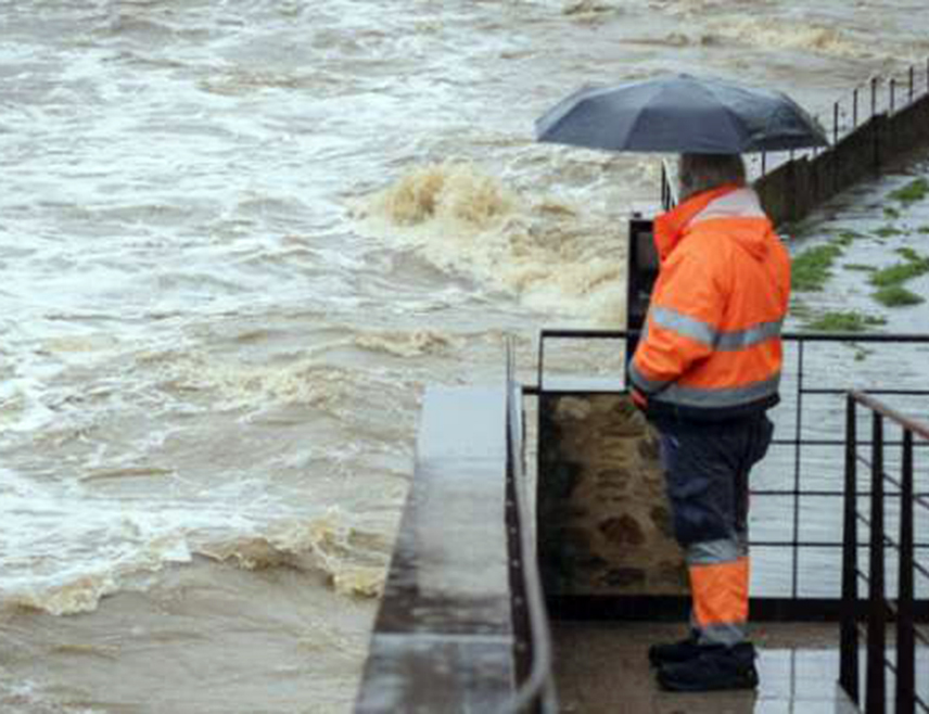 МАДРИД, 12. ФЕБРУАРА /СРНА/ - Пет особа је повријеђено, а хитне службе су примиле више од 1.600 позива, углавном због палих стабала и отпада, након олујне која је погодила Каталонију, за који је Метеоролошка служба тврди да је најснажнија у посљедњих 15 до 20 година, саопштиле су локалне власти.