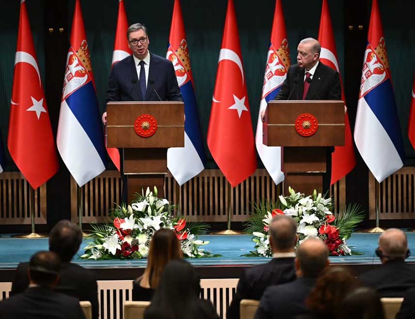 БЕОГРАД, 12. ФЕБРУРА /СРНА/ - Предсједник Турске Реџеп Тајип Ердоган и предсједник Србије Александар Вучић сагласили су се да је највећи домет односа двије земље то што је трговинска размјена достигла 3,5 милијарди евра и што су Београд и Анкара, у складу са раније пројектованим циљем, на добром путу да то повећају на пет милијарди евра.