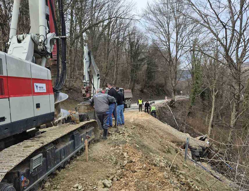 БАЊАЛУКА, 13. ФЕБРУАРА /СРНА/ - Активно се ради на санацији клизишта у бањалучком мјесту Љубачево, на дионици регионалног пута Карановац-Митровићи, речено је Срни из предузећа "Путеви Републике Српске".