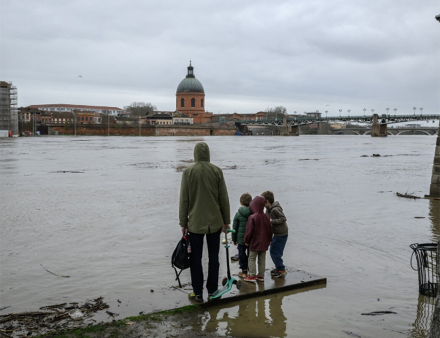 ПАРИЗ, 13. ФЕБРУАРА /СРНА/ - Најмање двоје људи погинуло је усљед налета олује "Нилс" која је погодила југозападну Француску и дијелове Шпаније и изазвала обилне поплаве.
