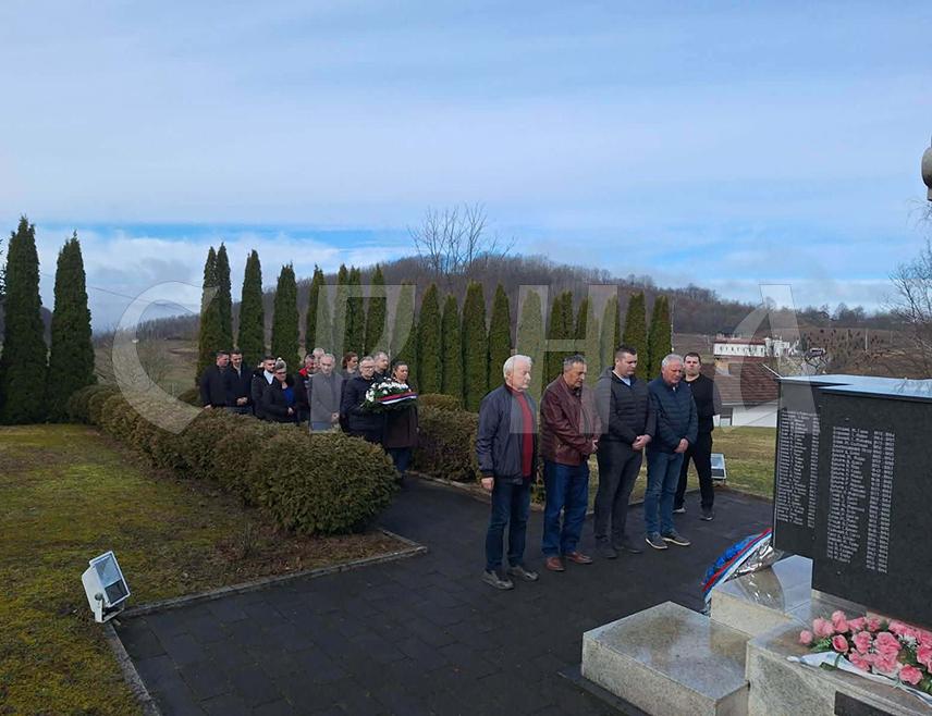 КРУПА НА УНИ, 13. ФЕБРУАРА /СРНА/ - У Доњем Дубовику, административном центру општине Крупа на Уни, положени су вијенци код спомен-обиљежја погинулим борцима 11. крупске лаке пјешадијске бригаде и одата је почаст свим српским јунацима.