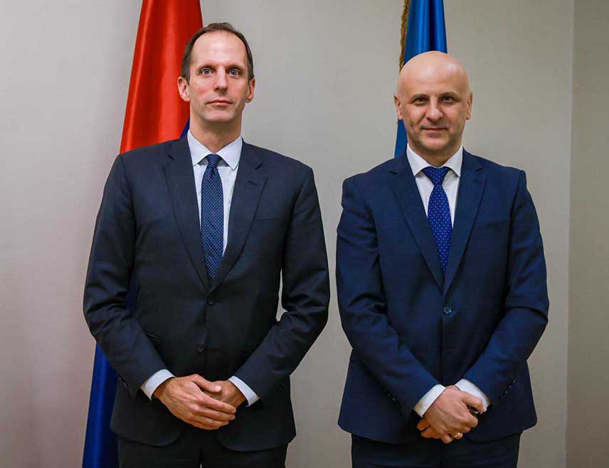 БАЊАЛУКА, 13. ФЕБРУАРА /СРНА/ - Директор Полиције Републике Српске Синиша Кострешевић предложио је модалитете будуће сарадње са САД с циљем јачања капацитета Министарства унутрашњих послова /МУП/ Српске за борбу против транснационалног организованог криминалитета, тероризма и корупције.