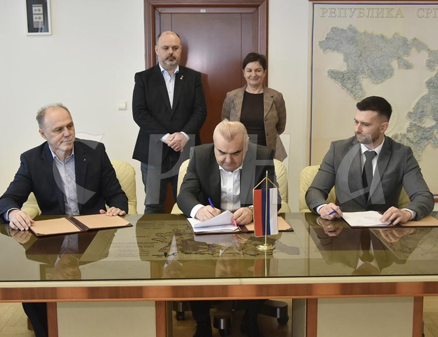 БАЊАЛУКА, 13. ФЕБРУАРА /СРНА/ - У Бањалуци је данас потписан уговор о изградњи понтонског пристаништа са приступним мостом на ријеци Дрини у општини Вишеград, чији је циљ унапређење наутичког туризма и развој туристичке инфраструктуре.
