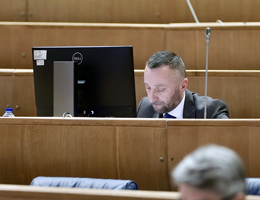 САРАЈЕВО, 13. ФЕБРУАРА /СРНА/ - Посланик СНСД-а у Представничком дому Парламентарне скупштине БиХ Милорад Којић рекао је данас да посланик Шемсудин Мехмедовић без доказа каља интегритет људи запослених у Секретаријату дома, желећи на тај начин да дође до гласова на изборима.