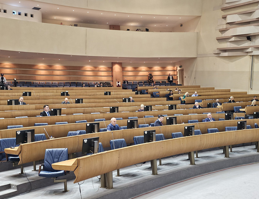 САРАЈЕВО, 13. ФЕБРУАРА /СРНА/ - Посланици Представничког дома Парламентарне скупштине БиХ нису усвојили да се о повећању накнада члановима Комисије за одлучивање о сукобу интереса у заједничким институцијама расправља по хитној процедури.