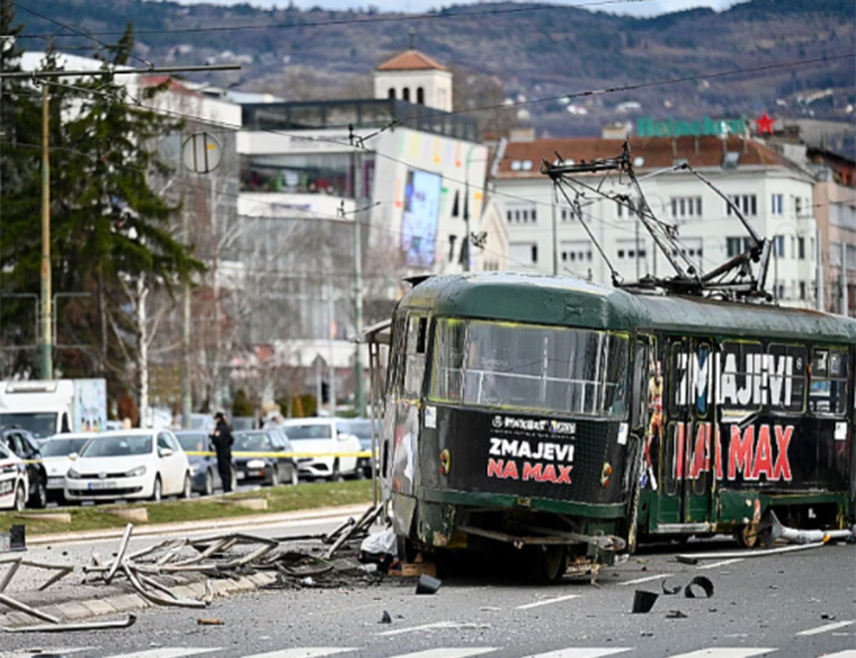 САРАЈЕВО, 13. ФЕБРУАРА /СРНА/ - Возач трамваја Аднан Касиповић, ухапшен након несреће у Сарајеву у којој је погинуо младић, а четири особе повријеђене, предат је у надлежност кантоналног Тужилаштва.