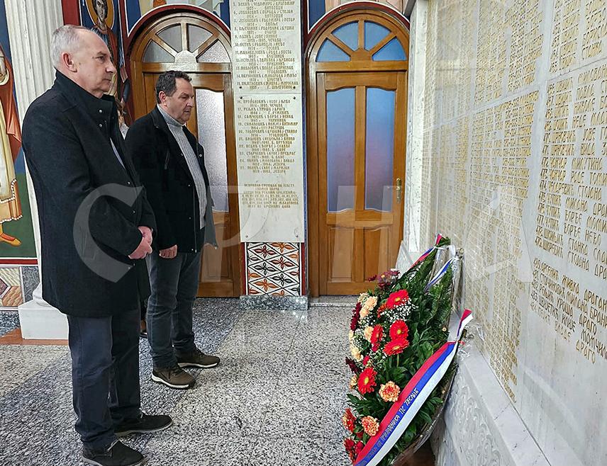 ТЕСЛИЋ, 14. ФЕБРУАРА /СРНА/ - У Спомен-храму Пресвете Тројице у Теслићу данас је, поводом обиљежавања Дана бораца, служен парастос и одата почаст за 550 погинулих припадника Војске Републике Српске из овог града.