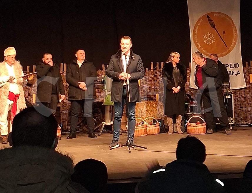БАЊАЛУКА, 14. ФЕБРУАРА /СРНА/ - У бањалучкој мјесној заједници Горња Пискавица вечера је отворено "Зимско прело", традиционална манифестација која већ 22 године чува и његује обичаје поткозарске регије.