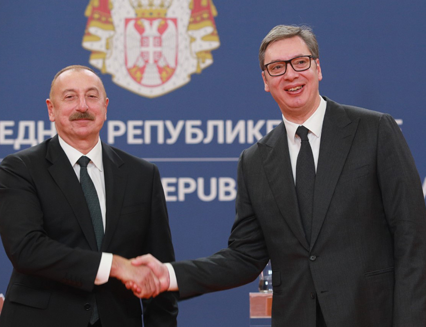 БЕОГРАД, 15. ФЕБРУАРА /СРНА/ - Предсједник Азербејџана Илхам Алијев изјавио је данас у Београду да ће Азербејџан и Србија наставити да међусобно подржавају суверенитет и територијални интегритет, као и да ће у будућности имати заједничке инвестиције у области енергетике и саобраћаја.