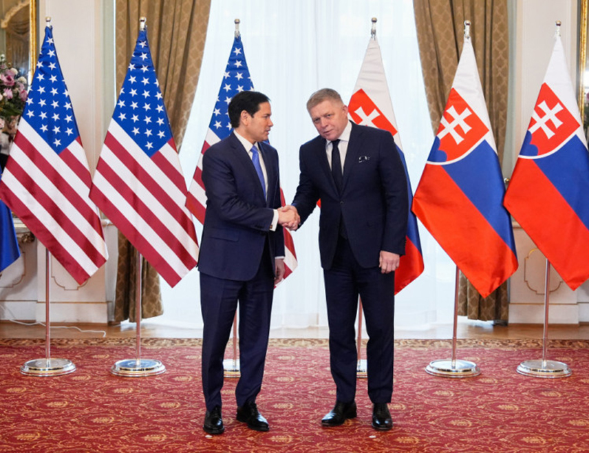 БРАТИСЛАВА, 15. ФЕБРУАРА /СРНА/ - Амерички државни секретар Марко Рубио састао се током посјете Словачкој са премијером Робертом Фицом, а теме разговора биле су сарадња у области нуклеарне енергије, снабдијевање гасом и нафтом, рат у Украјини и ситуација у НАТО савезу.