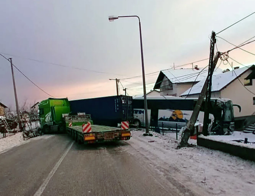 БАЊАЛУКА, 16. ФЕБРУАРА /СРНА/ - Саобраћај на магистралном путу Дервента - Добој обустављен је на обилазном путу око Дервенте због саобраћајне незгоде у којој су учествовала три теретна возила и аутобус.