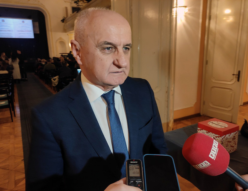 БАЊАЛУКА, 16. ФЕБРУАРА /СРНА/ - Предсједник Социјалистичке партије /СП/ Петар Ђокић рекао је да усташки покличи у Широком Бријегу на недавном концерту контроверзног хрватског пјевача Марка Перковића Томпсона отворено величају усташку и нацистичку идеологију која је одговорна за најмонструозније злочине над Србима, те упоузорио да се не смије ћути пред величањем зла.