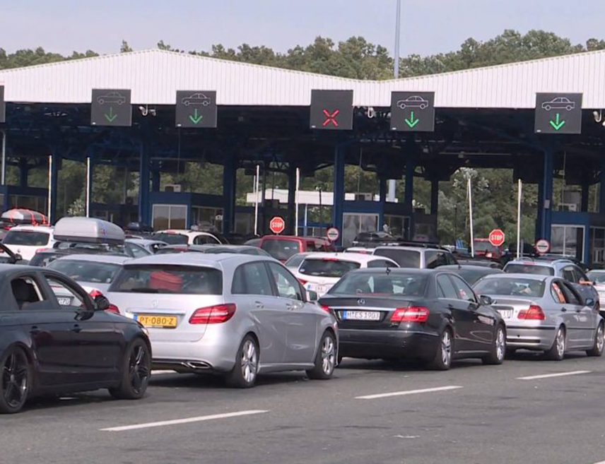 БАЊАЛУКА, 16. ФЕБРУАРА /СРНА/ - На граничним прелазима Градина, Костајница и Градишка појачана је фреквенција возила на излазу, а на прелазима Павловића Мост, Шепак и Каракај на улазу у БиХ, саопштено је из Ауто-мото савеза Републике Српске.