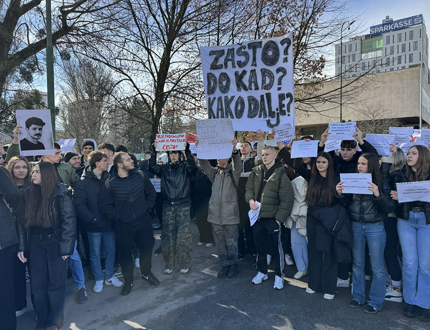 САРАЈЕВО, 16. ФЕБРУАРА /СРНА/ - Бројни грађана Сарајева и данас су се окупили испред Земаљског музеја, на мјесту трамвајске несреће у којој је погинуо младић из Брчког, тражећи испуњење захтјева, међу којима су и оставке свих одговорних лица у ланцу јавног превоза.
