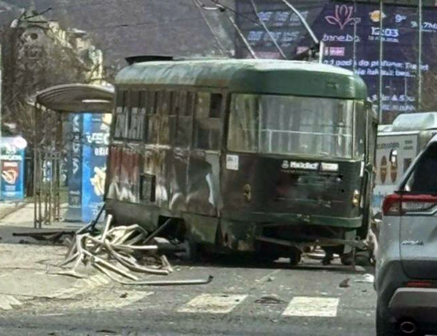 САРАЈЕВО, 16. ФЕБРУАРА /СРНА/ - Директор Градског саобраћајног предузећа /ГРАС/ у Сарајеву Сенад Мујагић поднио је оставку на ову позицију након трамвајске несреће у којој је погинуо студент Ердоан Моранкић, а четири особе повријеђене.