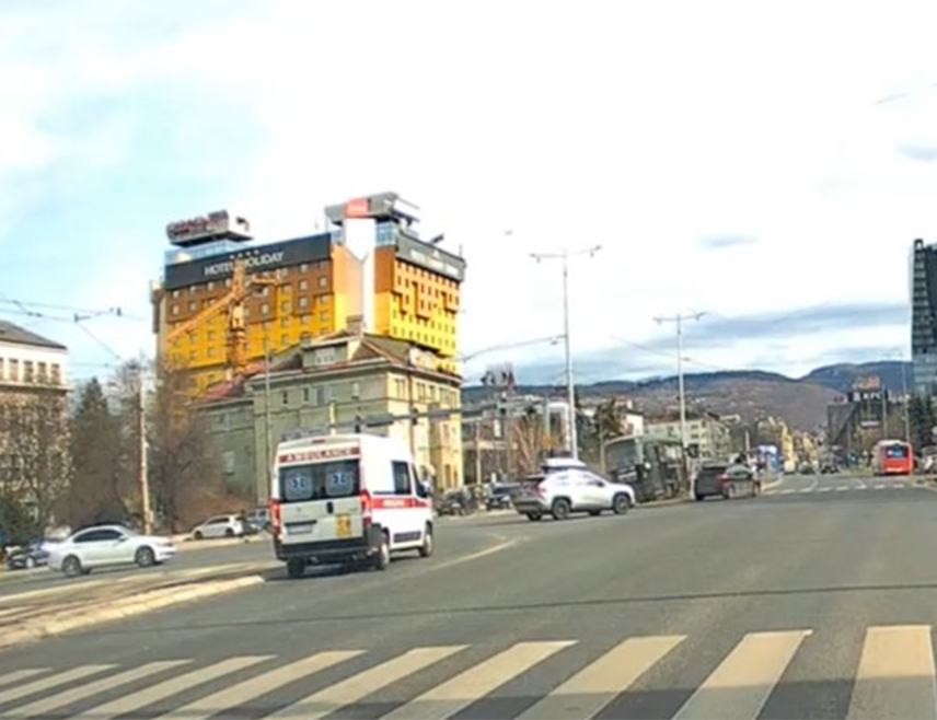 САРАЈЕВО, 16. ФЕБРУАРА /СРНА/ - Снимак камере из трамваја који је искочио из шина у Сарајеву је на анализи по наредби тужилаца и то је доказни материјал, а његово објављивање може штетити истражном поступку у овако комплексном предмету, саопштено је из Кантоналног тужилаштва.