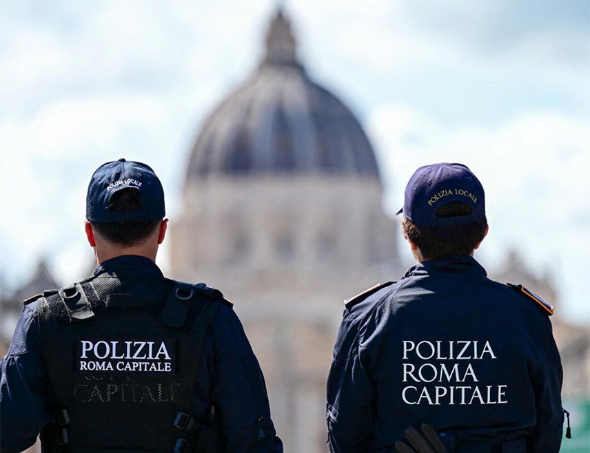 ВАТИКАН, 16. ФЕБРУАРА /СРНА/ - Ватикан појачава безбједност унутар Базилике Светог Петра након недавних вандалских чинова, али жели да избјегне "милитаризацију" једне од најпосјећенијих цркава на свијету, изјавио је кардинал Мауро Гамбети.