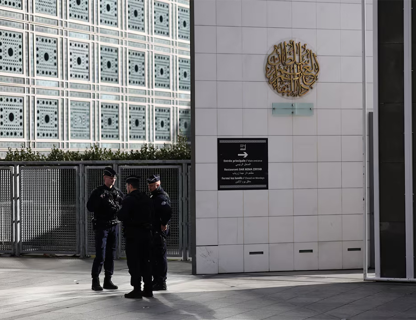 ПАРИЗ, 16. ФЕБРУАРА /СРНА/ - Француска полиција претресла је просторије у престижном париском Институту арапског свијета у оквиру истраге о везама између његовог бившег предсједника Џека Ланга и покојног америчког сексуалног преступника Џефрија Епстина.