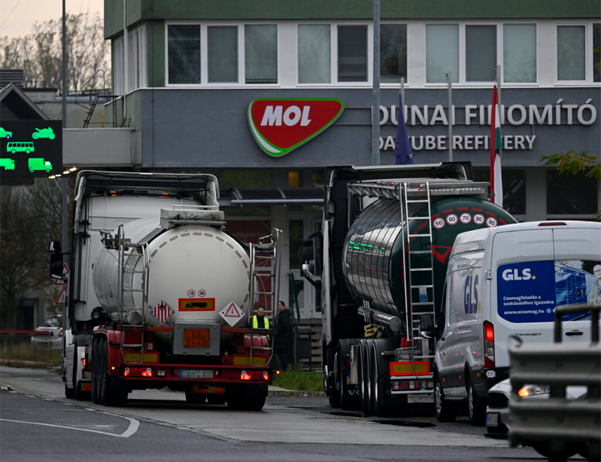 БУДИМПЕШТА, 16. ФЕБРУАРА /СРНА/ - Снабдијевање горивом из рафинерија мађарске нафтне и гасне компаније МОЛ у Мађарској и Словачкој тренутно није угрожено, а испоруке на тржиште одвијају се без прекида, саопштено је из компаније.