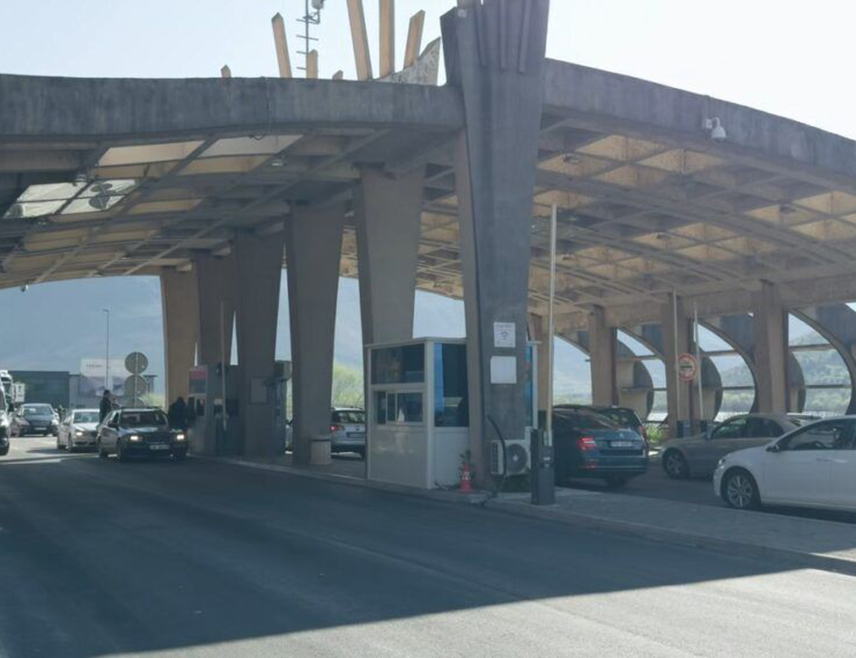 ПОДГОРИЦА, 17. ФЕБРУАРА /СРНА/ - Преко граничних прелаза Сукобин и Божај из Албаније у Црну Гору на дневном нивоу у раним јутарњим часовима уђе око 2.000 радника који се истог дана у поподневним часовима враћају у Скадар и околна мјеста, речено је "Приморском порталу" из Управе полиције.