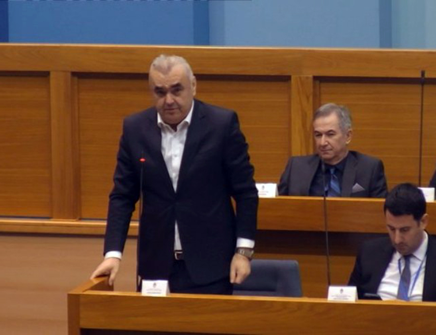 БАЊАЛУКА, 17. ФЕБРУАРА /СРНА/ - Министар саобраћаја и веза Републике Српске Зоран Стевановић рекао је да се на путном правцу Сарајево-Фоча прво ради санација клизишта, затим санација стубова моста, а да је за саобраћај проходан алтернативни путни правац.