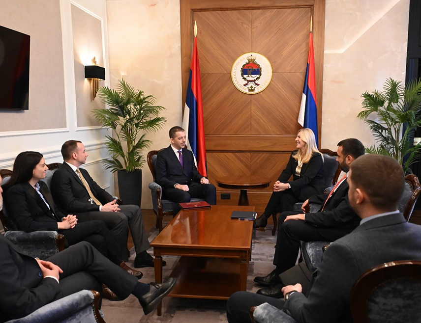 БАЊАЛУКА, 17. ФЕБРУАРА /СРНА/ - Српски члан Предсједништва БиХ Жељка Цвијановић разговарала је данас у Бањалуци са министром спољних послова Републике Србије Марком Ђурићем о актуелним политичким темама и изазовима са којима се суочавају Република Српска и Србија, као и важним регионалним питањима.