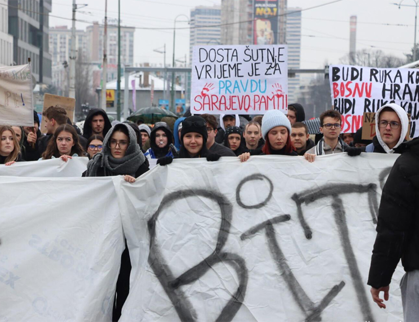 САРАЈЕВО, 17. ФЕБРУАРА /СРНА/ - Учесници протеста у Сарајеву организованог поводом трагичне трамвајске несреће у којој је живот изгубила једна, а повријеђене четири особе, поручили су да не подржавају ниједну политичку странку, те да захтијевају озбиљност система и најквалитетнији кадар на одговорним позицијама.