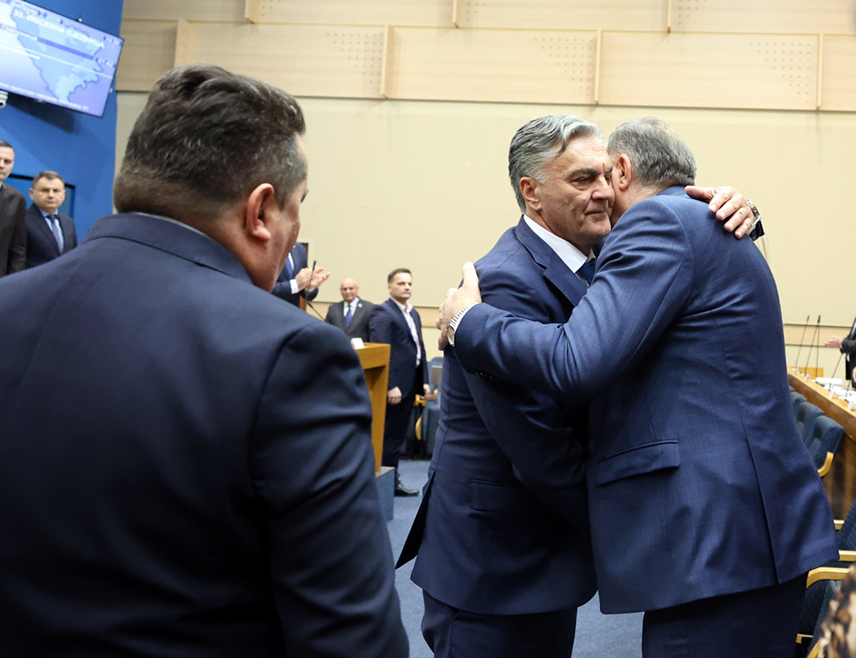 БАЊАЛУКА, 17. ФЕБРУАРА /СРНА/ - Лидер СНСД-а Милорад Додик честитао је Синиши Карану ступање на дужност предсједника Републике Српске и поручио да ће, раме уз раме, наставити да воде Српску путем самосталности, слободе и развоја.