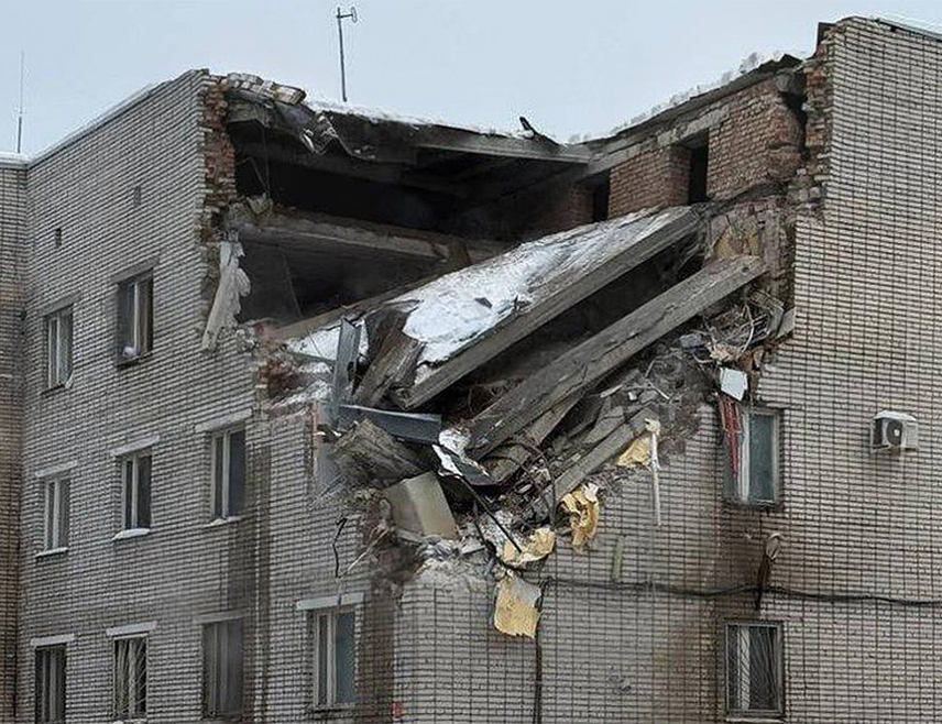 САНКТ ПЕТЕРБУРГ, 17. ФЕБРУАРА /СРНА/ - Зграда војне полиције срушила се у кругу војне базе у Сертолову, у Лењинградској области.