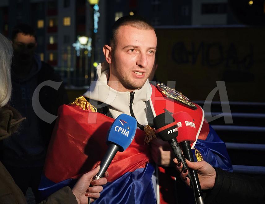 ISTOČNO NOVO SARAJEVO, FEBRUARY 17 /SRNA/ – A large number of residents of Istočno Novo Sarajevo welcomed their fellow citizen Aleksandar Ivanović this evening, the boxer who won the UBF title in the cruiserweight division.