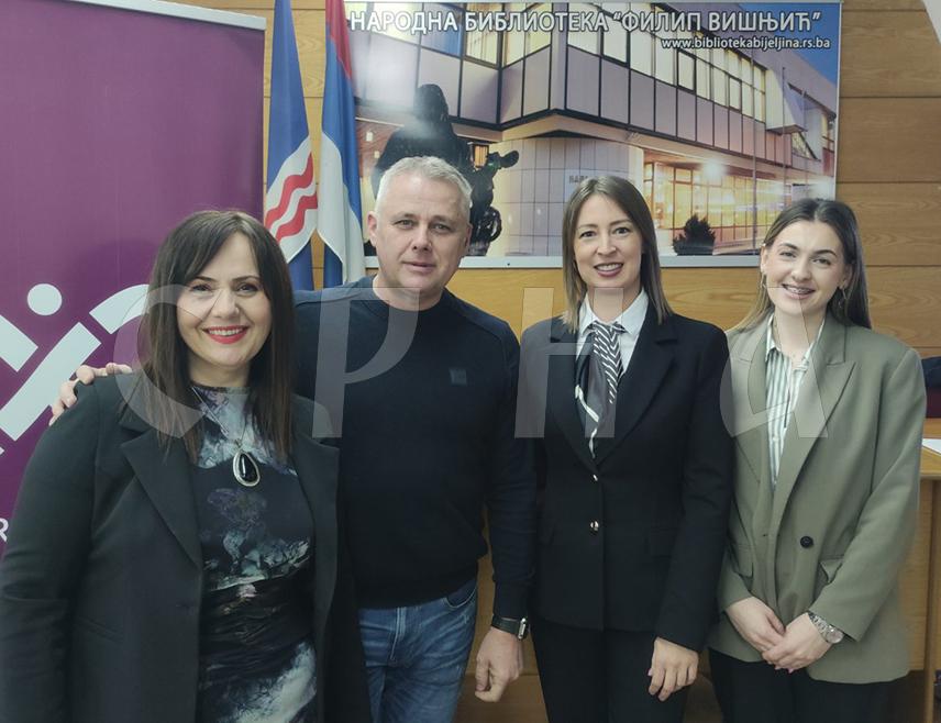 БИЈЕЉИНА, 17. ФЕБРУАРА /СРНА/ - У Бијељини је вечерас одржано предавање о безбједности дјеце на интернету, на којем је указано да је дигитална технологија у галопу и да се сваки дан и дјеца и родитељи сусрећу са новим изазовима.