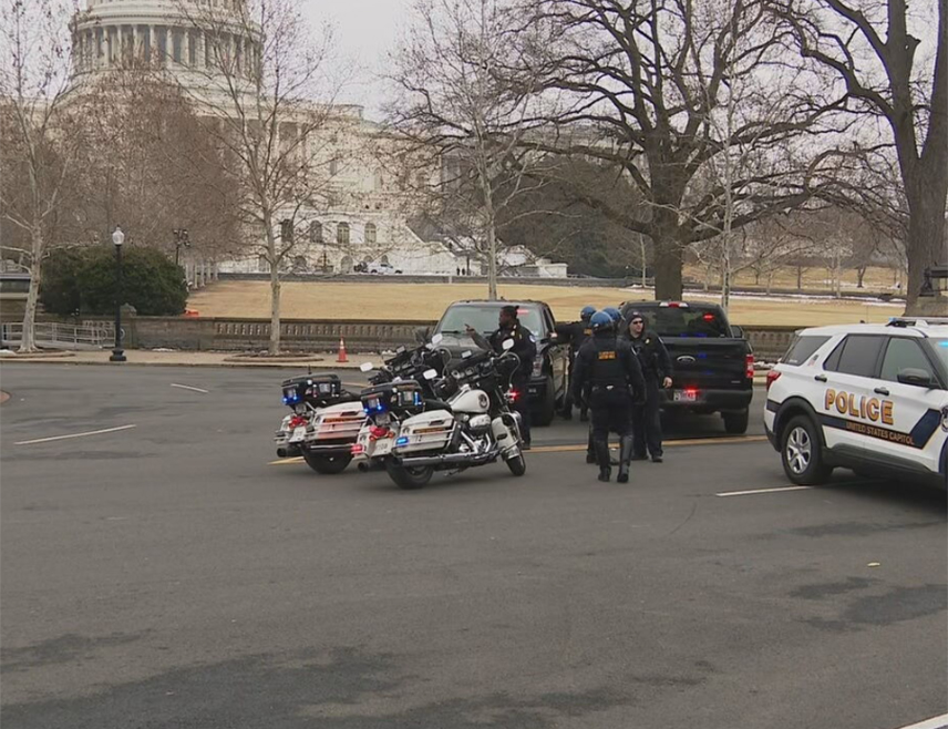 ВАШИНГТОН, 17. ФЕБРУАРА /СРНА/ - Припадници америчке специјалне полиције у Вашингтону ухапсили су особу која је носила оружје у близини зграде Капитола.