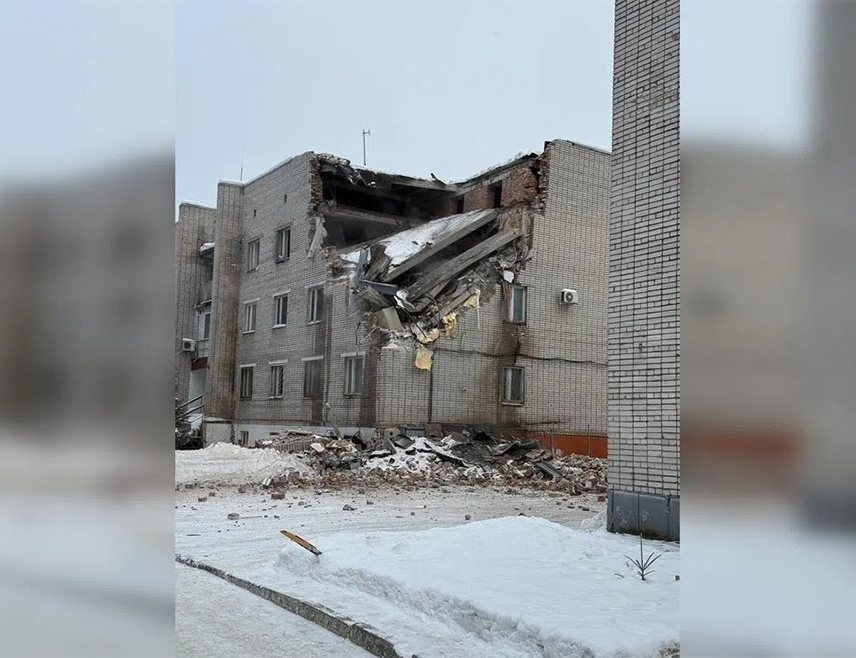 МОСКВА, 17. ФЕБРУАРА /СРНА/ - Три особе погинуле су када се срушио дио војног објекта у граду Сертолово у Лењинградској области у Русији, рекао је гувернер Александар Дрозденко.