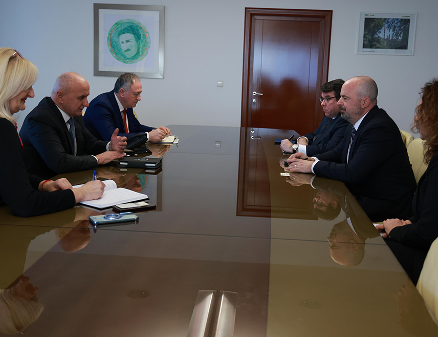 БАЊАЛУКА, 17. ФЕБРУАРА /СРНА/ - Министар енергетике и рударства Републике Српске Петар Ђокић изјавио је данас да је Српска већ покренула активности за изградњу магистралног гасовода на њеној територији и да слиједи развој секундарне дистрибутивне мреже у градовима како би гас у што краћем року постао доступан становништву и привреди.