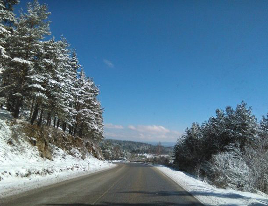 TРЕБИЊЕ, 18. ФЕБРУАРА /СРНА/ - Сви путни правци у Херцеговини су проходни, а на превоју Чемерно код Гацка, гдје је пало око 45 центиметара снијега, има још мало угаженог и потребан је опрез, изјавио је Срни Милорад Голуб из "Херцеговинапутева".