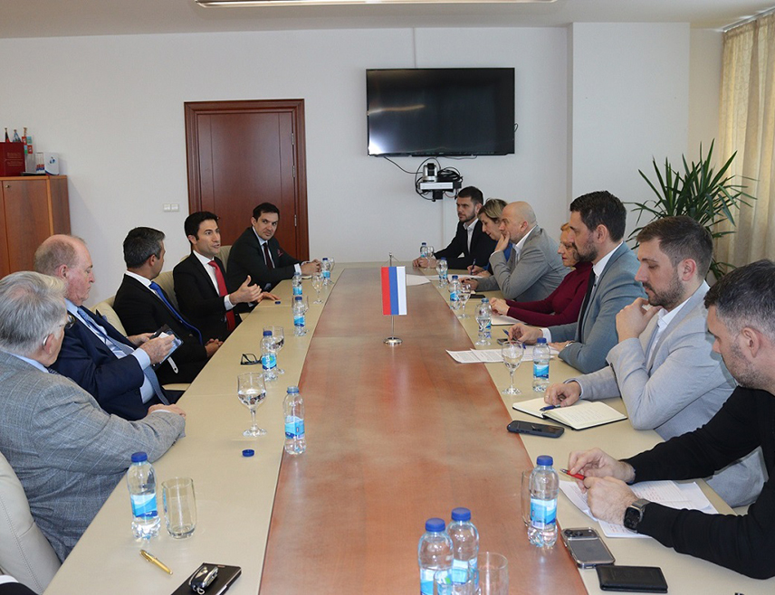 БАЊАЛУКА, 18. ФЕБРУАРА /СРНА/ - Министар за европске интеграције и међународну сарадњу Републике Српске Златан Клокић разговарао је данас у Бањалуци са представницима америчке компаније "Сајбет нет" о намјери за проширење обима пословних активности у региону, а које укључује и планове о отварању фирме у Српској.