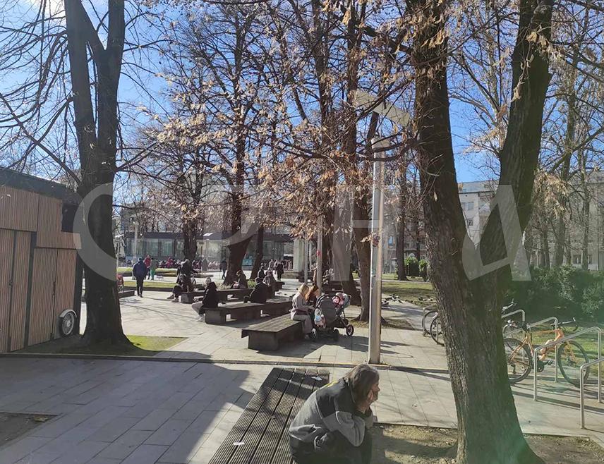 БАЊАЛУКА, 18. ФЕБРУАРА /СРНА/ - Сунчано и топло вријеме за ово доба године измамили су данас бројне Бањалучане и посјетиоце града на Врбасу у паркове, баште кафића, на игралишта и обалу.