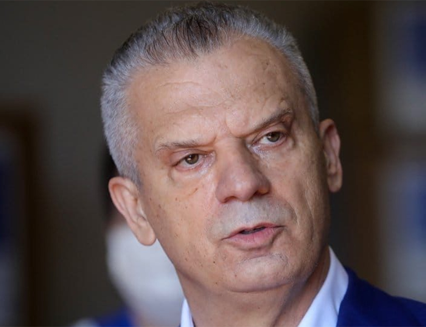 САРАЈЕВО, 18. ФЕБРУАРА /СРНА/ - Предсједник Савеза за бољу будућност /СББ/ Фахрудин Радончић рекао је да је морална и политичка обавеза члана Предсједништва БиХ Дениса Бећировића и министра иностраних послова у Савјету министара Елмедина Конаковића да изађу пред демонстранте који се већ шести дан окупљају због трамвајске несреће која се догодила у Сарајеву.