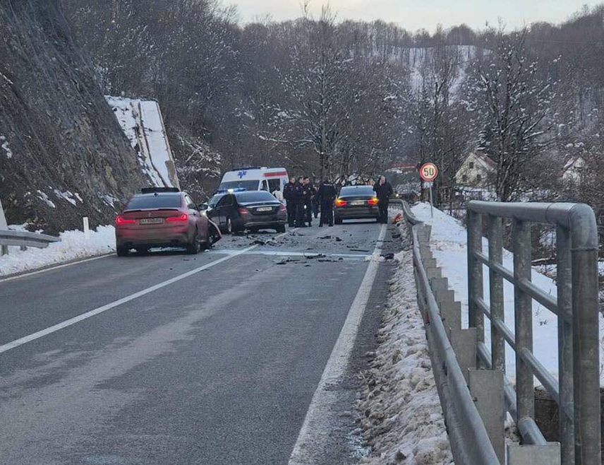 КОЛАШИН, 18 ФЕБРУАРА /СРНА/ - Три црногорска полицијска службеника из пратње штићене личности повријеђена су у судару са аутомобилом који је возио украјински држављанин на путном правцу код Матешево-Колашин у мјесту Скрбуша.