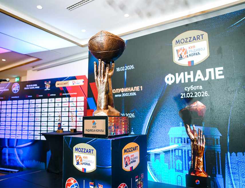 НИШ, 18. ФЕБРУАРА /СРНА/ - Кошаркаши "Црвене звезде" и суботичког "Спартака" први су полуфиналисти националног Купа Радивоја Кораћа, који се одиграва у нишкој дворани "Чаир".