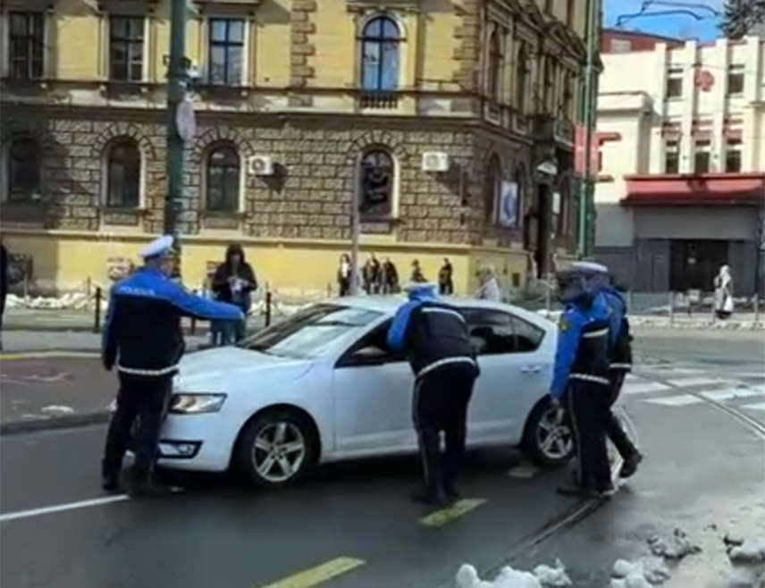 САРАЈЕВО, 19. ФЕБРУАРА /СРНА/ - Више од 50 паковања дроге заплијенила је полиција у центру Сарајева приликом хапшења 28-годишњег мушкарца који је током јавног окупљања пробио саобраћајну забрану и игнорисао полицијске наредбе.