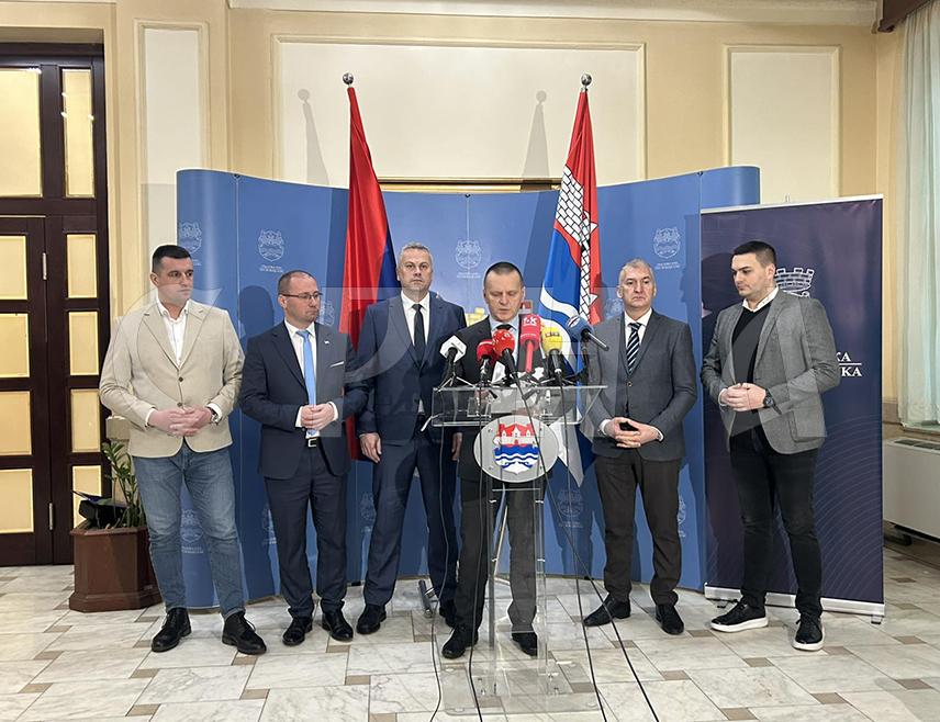 БАЊАЛУКА, 19. ФЕБРУАРА /СРНА/ - На почетку засједања Скупштине града Бањалука дата је пауза након што је градоначелник Драшко Станивуковић напустио сједницу.