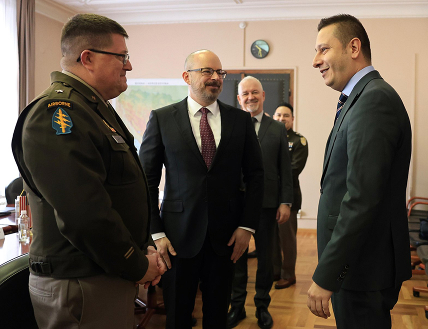 САРАЈЕВО, 19. ФЕБРУАРА /СРНА/ - Замјеник министра одбране у Савјету министара Александар Гогановић разговарао је данас у Сарајеву са отправником послова Амбасаде САД у БиХ Џоном Гинкелом, бригадним генералом Крисом Мекинијем и војним аташеом САД у БиХ Грегори Холмсом о актуелним безбједносним темама, билатералној сарадњи и будућим заједничким активностима.