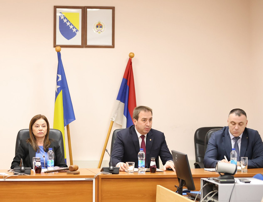 БАЊАЛУКА, 19. ФЕБРУАРА /СРНА/ - Министар правде Републике Српске Горан Селак изјавио је данас у Бањалуци да ће радити на стварању законских услова којима ће бити омогућен бољи статус судских полицајаца, изједначавање њихових права са колегама из Министарства унутрашњих послова, пријем нових припадника и савремено опремање Судске полиције.