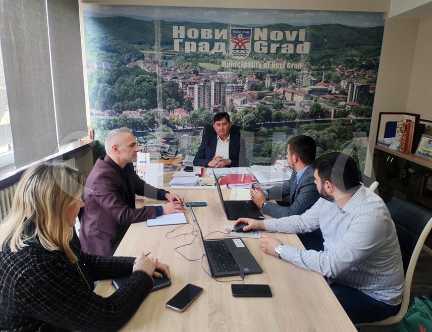 НОВИ ГРАД, 19. ФЕБРУАРА /СРНА/ - Трасирање магистралног гасовода Шепак-Нови Град и дефинисање почетних корака који ће омогућити развој гасне инфраструктуре били су тема данашњег разговора начелника Новог Града Мирослава Дрљаче и представника предузећа "Сарајево гас" из Источног Сарајева.