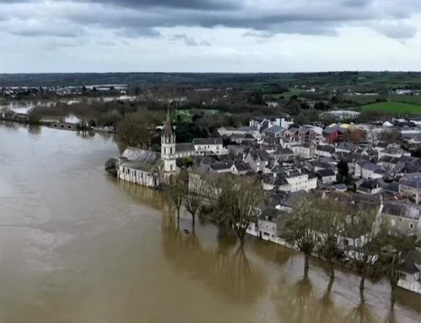 ПАРИЗ, 19. ФЕБРУАРА /СРНА/ - Велика штета је на југозападу Француске усљед олује "Педро, а упозорења су и даље на снази.