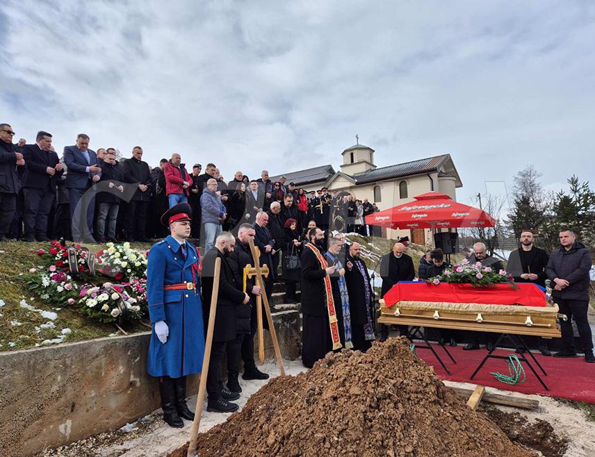 PALE, FEBRUARY 20 /SRNA/ – Ljiljana Zelen-Karadžić, the wife of the first Republika Srpska President Radovan Karadžić, was buried today at the city cemetery Bare in Pale, with a religious ceremony and in the presence of a large number of family members, citizens, and officials.