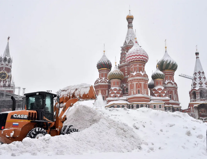 МОСКВА, 20. ФЕБРУАРА /СРНА/ - У појединим дијеловима Москве забиљежено је 80 центиметара снијега, што је највише икада у 72 године метеоролошких посматрања у пријестоници, саопштила је Метеоролошка опсерваторија Московског државног универзитета "Ломоносов".